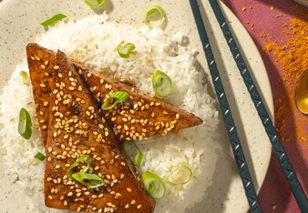 Marinierter Tofu auf Reis | © SONNENTOR
