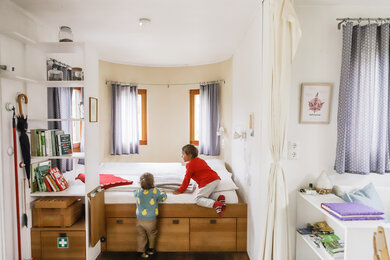 Kinder spielen im Bett im Land-Loft | © @titantina /Tina Vega-Wilson