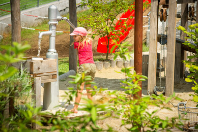 Beim Spielen am Wasserspielplatz | © René van Bakel