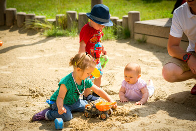 Kinder beim Spielen in der Sandbaustelle | © René van Bakel