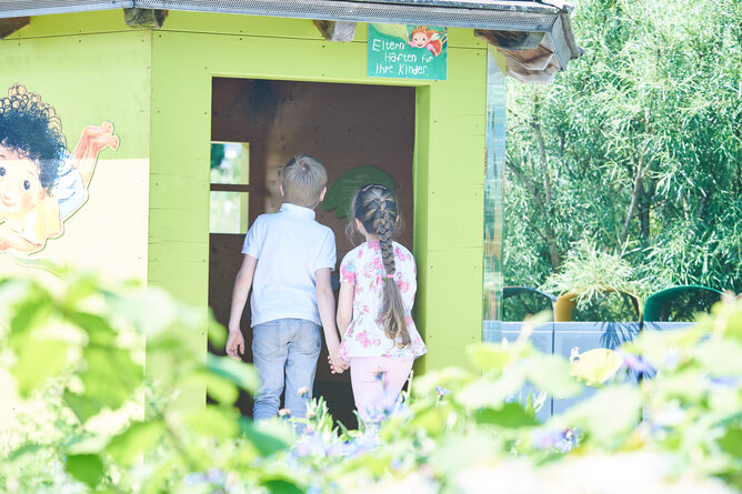 Kinder beim Erkunden des Bio-Bengelchen Gartens | © SONNENTOR Schrägstrich @nudlholz.at