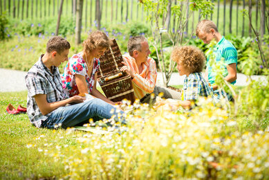 Familie beim Picknicken mit einem Leibspeis' Picknickkorb | © René van Bakel