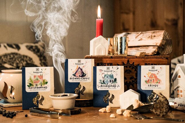 Photo of the Sonnentor incense blends. Next to it are various incense utensils. | © SONNENTOR