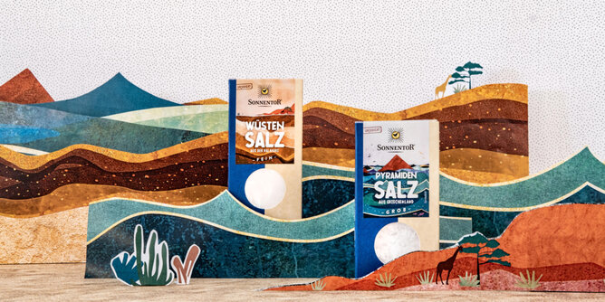 Photo of a pack desert salt and pyramid salt. The packages are in a desert cardboard display. | © SONNENTOR