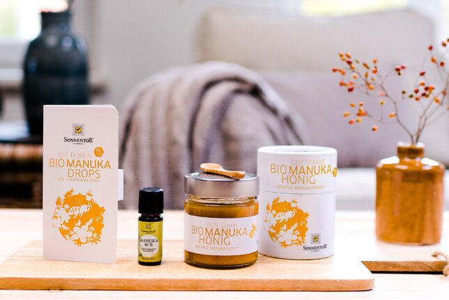 In the photo you can see the entire Manuka Honey range. Besides the honey, you can also see the Manuka Drops and the essential oil. | © SONNENTOR