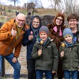 Das Foto zeigt Familie Gutmann mit dem Maskottchen Huhn Frida beim Osterfest in Sprögnitz, aufgenommen von der Bilderl Knipserei. | © SONNENTOR