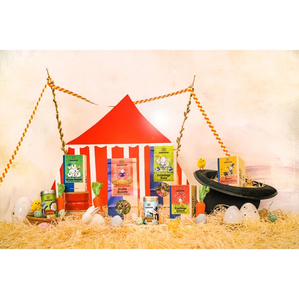 Foto mit allen Osterprodukten in Mitten von Osterdekoraktion und einer Zirkuswelt.