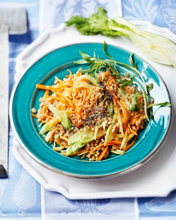 Auf dem Foto sieht man die bunte Dinkel-Gemüse Pfanne. Daneben sieht man fenchel. | © SONNENTOR