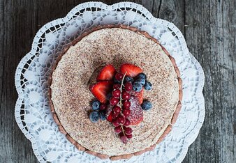 Auf dem Foto ist eine Torte zu sehen die mit verschiedensten Früchten dekoriert ist. | © SONNENTOR