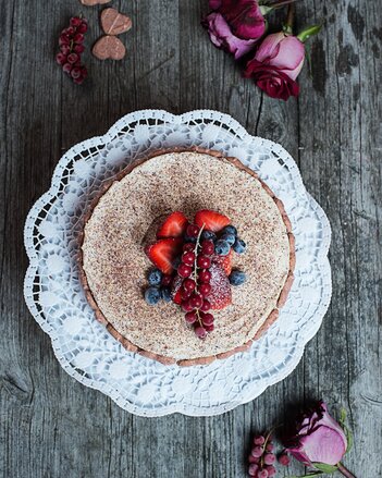 Auf dem Foto ist eine Torte zu sehen die mit verschiedensten Früchten dekoriert ist. | © SONNENTOR