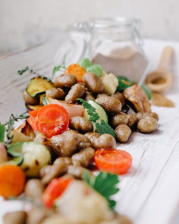 Foto von den Buchweizen Gnocchi mit mediterranem Ofengemüse. | © SONNENTOR