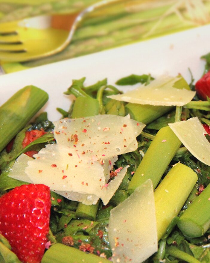 Spargelsalat mit Erdbeeren - SONNENTOR.com Spargelsalat mit Erdbeeren - SONNENTOR.com