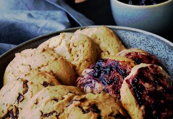 Auf dem Foto sind mehrere Chai Cookies in einer Schüssel zu sehen. Dahinter ist eine Schale mit Fruchtaufstrich zu sehen. | © SONNENTOR