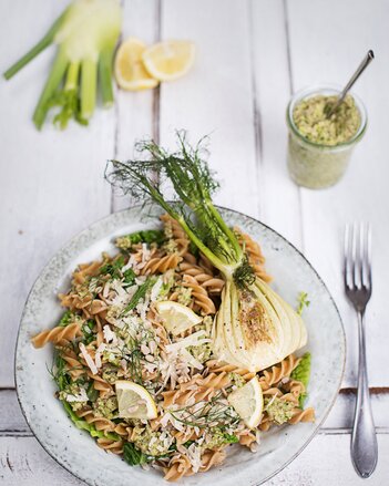 Auf dem Foto sieht man ein Teller Pasta mit Grünkohlpesto. Darauf sind Limettenstücke und Fenchel zu sehen.  | © SONNENTOR