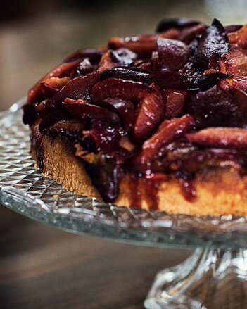 Auf dem Foto sieht man einen Zwetschkenkuchen auf einer Tortenplatte. | © SONNENTOR