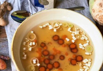 Auf dem Foto ist ein Teller mit Basensuppe und Suppengemüse zu sehen. Dahinter steht eine Packung Basenkräuter. | © SONNENTOR