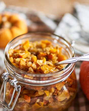 Auf dem Foto ist ein Glas mit Kürbischutney zu sehen. Im Glas steckt ein Löffel. | © SONNENTOR