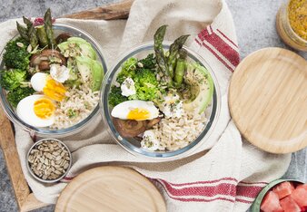 Auf dem Foto sind zwei Green Bowls zu sehen. Daneben sieht man auch eine Schüssel mit Kernen und Wassermelonen. | © SONNENTOR