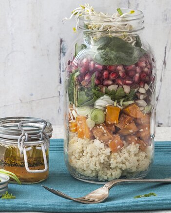 Auf dem Foto ist ein Glas mit dem bunten Gute Laune Shaking-Salad zu sehen.  | © SONNENTOR