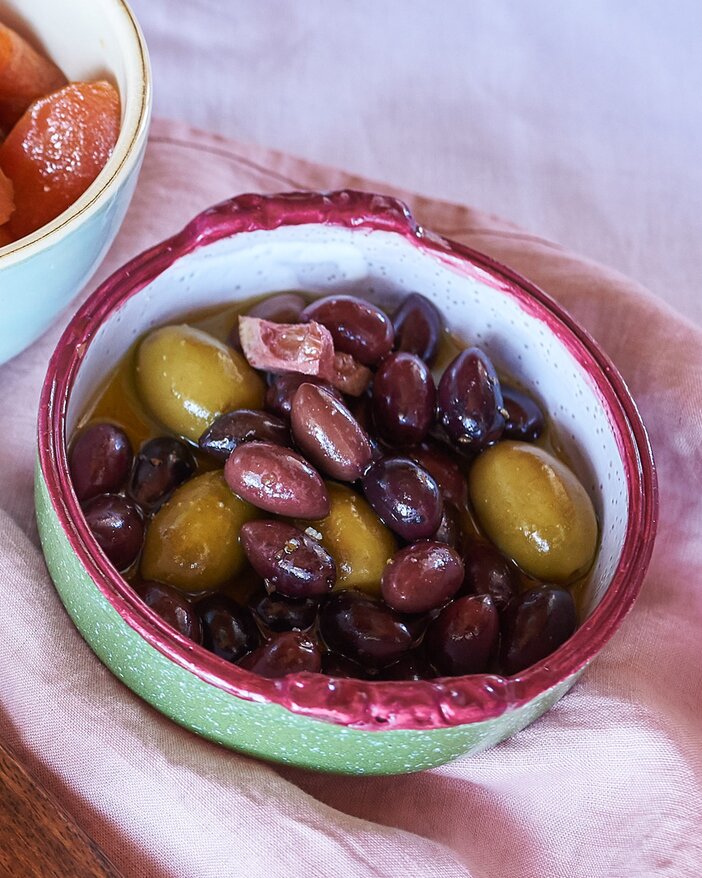 Oliven mit Knoblauch und Minze - SONNENTOR.com Oliven mit Knoblauch und Minze - SONNENTOR.com