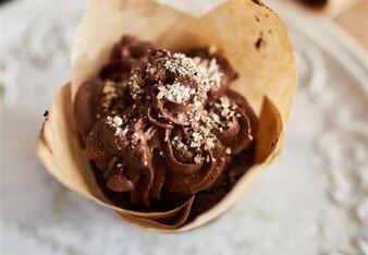 Auf dem Foto ist ein Schokoladiger Cupcake zu sehen. Darauf ist Aquafaba-Mousse.  | © SONNENTOR