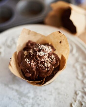 Auf dem Foto ist ein Schokoladiger Cupcake zu sehen. Darauf ist Aquafaba-Mousse.  | © SONNENTOR