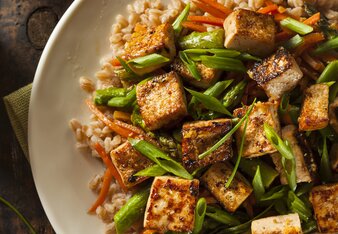 Auf dem Foto ist ein Teller mit der Gemüse-Tofu Pfanne mit Basmatireis zu sehen.  | © SONNENTOR