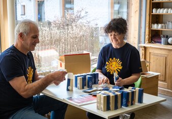 Elias und Mary Bakalis beim Verpacken von Kräutern am Standort Sprögnitz.  | © SONNENTOR