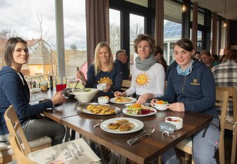 Mitarbeiter beim gemeinsamen Mittagessen am Standort in Sprögnitz.  | © SONNENTOR