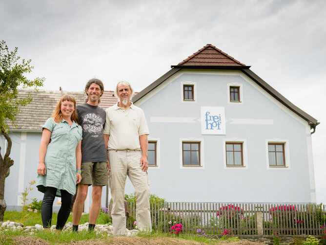 In the photo you can see three people standing in front of the Freihof. | © SONNENTOR