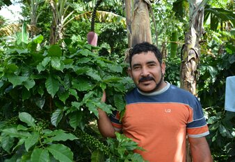 Photo of a farmer next to a bush. | © SONNENTOR