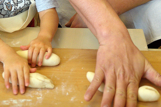 Auf dem Foto sieht man ein Kind und einen Erwachsenen beim Backen. | © SONNENTOR