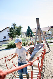 Kinder spielen im Garten im Sonnenscheinchen Sonntentor | © SONNENTOR