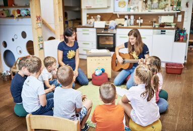 In the photo you can see the children in the morning circle. | © SONNENTOR