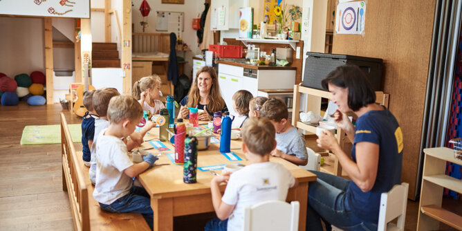 Auf dem Foto sieht man die Kinder beim Mittagstisch sitzten. | © SONNENTOR