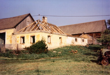 Auf dem Foto ist eine Ecke des Bauernhofs des heutigen Standorts Sprögnitz im Jahr 1992 zu sehen, die ersten Umbauarbeiten haben begonnen, der Dachstuhl ist schon neu aufgesetzt. | © SONNENTOR