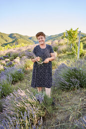 Auf dem Foto ist eine Frau im Lavendelfeld zu sehen. | © SONNENTOR