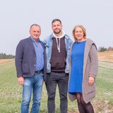 The photo shows three people in a field in Bosnia. | © SONNENTOR