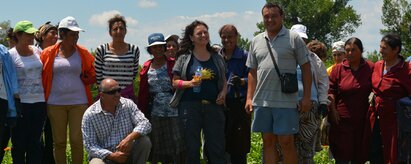 Header showing many people on a field in Bulgaria. | © SONNENTOR