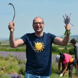 Auf dem Foto sieht man Geschäftsführer Gerhard Leutgeb mit Lavendel in der Hand. | © SONNENTOR