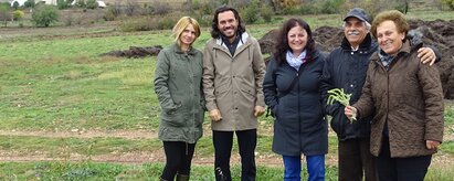 Auf dem Foto sind mehrere Personen auf einem Feld in Griechenland zu sehen. | © SONNENTOR