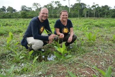 The photo shows two Sonnentor employees in Nicaragua in a turmeric field. | © SONNENTOR