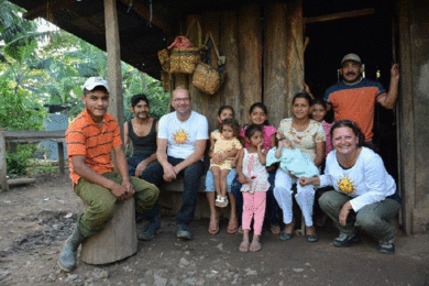 Auf dem Foto ist Juan's Familie gemeinsam mit Gerti zu sehen. | © SONNENTOR