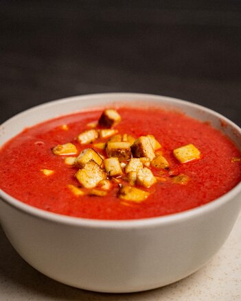 Rote Rüben-Karfiol Suppe vom Blech mit Räuchertofu | © SONNENTOR