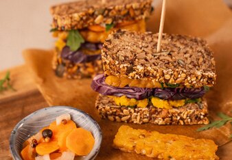 Sandwich mit Tempeh und selbstgemachtem Curry-Linsen-Aufstrich  | © SONNENTOR