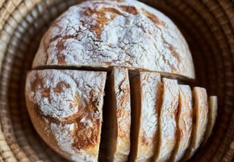 Auf dem Foto ist ein Dinkel-Sauerteigbrot in einem Korb zu sehen. | © SONNENTOR