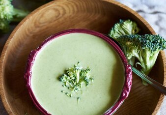 Auf dem Foto ist die Brokkolistrunk-Suppe zu sehen. Daneben sind Brokkoliröschen zu sehen. | © SONNENTOR