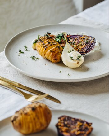 Rotkohl Steaks auf Ziegen Frischkäse mit Dattel-Pilz-Spinat und Fächerkartoffeln | © SONNENTOR