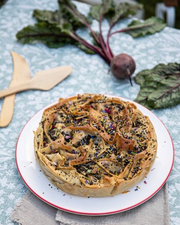 Auf dem Foto sieht man eine Wintergemüse-Strudeltorte. Darauf ist das SONNENTOR Glücksgewürz zu sehen. | © SONNENTOR