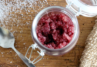 Auf dem Foto ist ein Glas mit rosa Zucker Peeling zu sehen. | © SONNENTOR